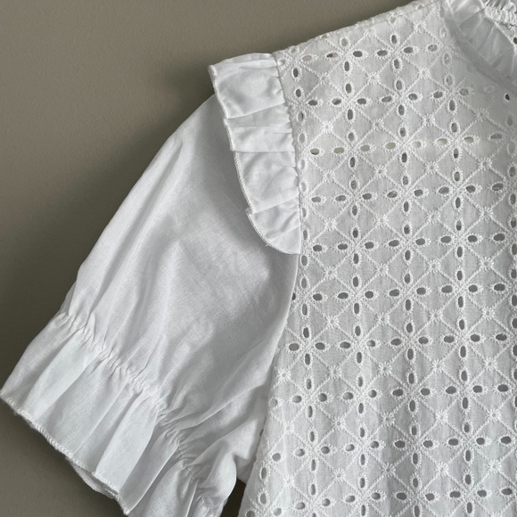 ✨NWT✨Eyelet blouse with ruffle details - Picture 3 of 9